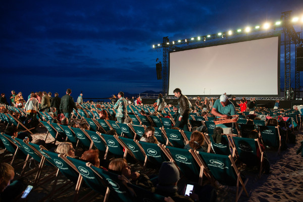 How to Maximize Comfort at Outdoor Cinemas - Essential Tips for a Relaxing Movie Night
